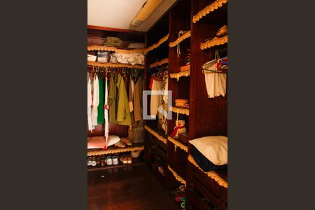 Casa de condomínio à venda com 403m², 4 quartos e 4 vagas Casa de condomínio à venda com 403m², 4 quartos e 4 vagasCLOSET DA SUITE MASTER