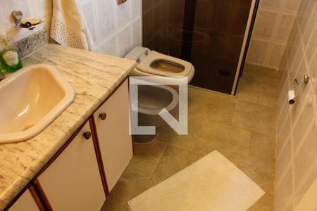 Casa de condomínio à venda com 403m², 4 quartos e 4 vagas Casa de condomínio à venda com 403m², 4 quartos e 4 vagasBANHEIRO DA SUITE 4