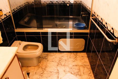 Casa de condomínio à venda com 403m², 4 quartos e 4 vagas Casa de condomínio à venda com 403m², 4 quartos e 4 vagasBANHEIRO DA SUITE MASTER