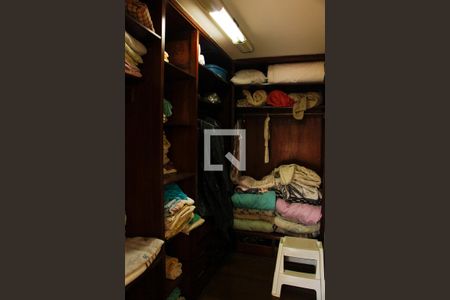 Casa de condomínio à venda com 403m², 4 quartos e 4 vagas Casa de condomínio à venda com 403m², 4 quartos e 4 vagasCLOSET DA SUITE 4