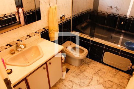 Casa de condomínio à venda com 403m², 4 quartos e 4 vagas Casa de condomínio à venda com 403m², 4 quartos e 4 vagasBANHEIRO DA SUITE MASTER