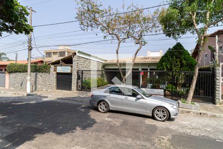 Casa à venda com 241m², 4 quartos e 5 vagasFachada