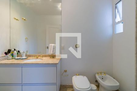 Apartamento à venda com 359m², 4 quartos e 5 vagasBanheiro Quarto 4