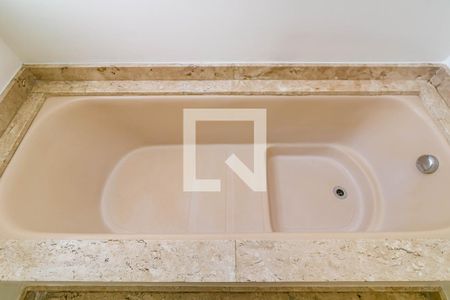 Apartamento à venda com 359m², 4 quartos e 5 vagasBanheiro Quarto 2