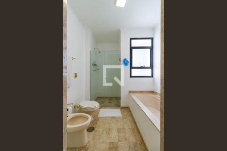 Apartamento à venda com 359m², 4 quartos e 5 vagasBanheiro Quarto 2