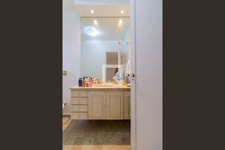 Apartamento à venda com 359m², 4 quartos e 5 vagasBanheiro Quarto 3