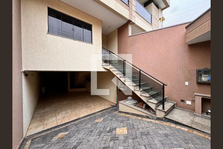 Casa à venda com 212m², 3 quartos e 5 vagas Casa à venda com 212m², 3 quartos e 5 vagasGaragem