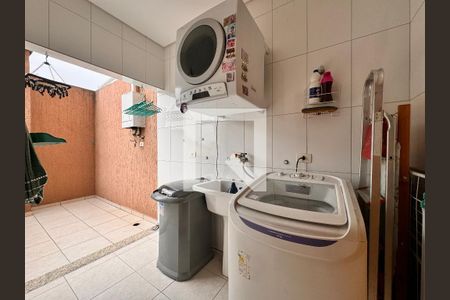 Casa à venda com 212m², 3 quartos e 5 vagas Casa à venda com 212m², 3 quartos e 5 vagasLavanderia