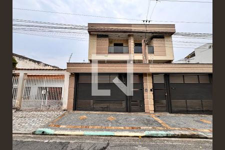 Casa à venda com 212m², 3 quartos e 5 vagas Casa à venda com 212m², 3 quartos e 5 vagasFachada