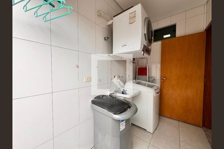 Casa à venda com 212m², 3 quartos e 5 vagas Casa à venda com 212m², 3 quartos e 5 vagasLavanderia