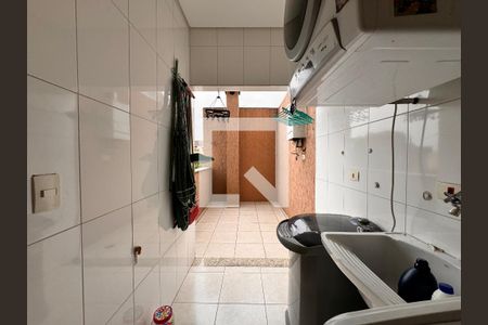 Casa à venda com 212m², 3 quartos e 5 vagas Casa à venda com 212m², 3 quartos e 5 vagasLavanderia