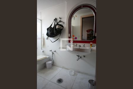 Apartamento à venda com 210m², 3 quartos e 3 vagas Apartamento à venda com 210m², 3 quartos e 3 vagasBanheiro suíte 2