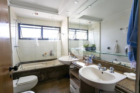 Apartamento à venda com 210m², 3 quartos e 3 vagas Apartamento à venda com 210m², 3 quartos e 3 vagasBanheiro da Suíte 3