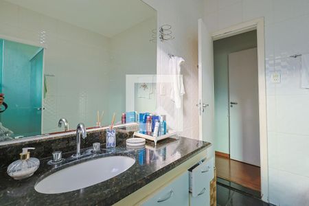 Casa de condomínio à venda com 560m², 5 quartos e 6 vagasBanheiro da Suíte 1