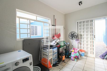 Casa à venda com 230m², 3 quartos e 3 vagas Casa à venda com 230m², 3 quartos e 3 vagasÁrea externa