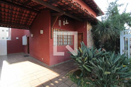 Casa à venda com 250m², 3 quartos e 3 vagasFachada