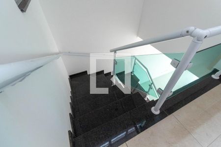 Casa à venda com 179m², 3 quartos e 2 vagasEscada