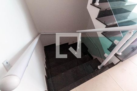 Casa à venda com 179m², 3 quartos e 2 vagasEscada