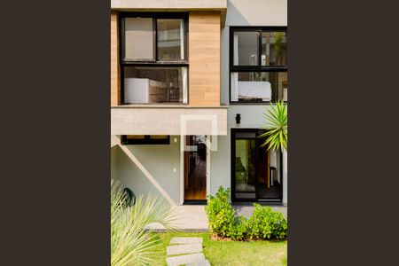 Casa de condomínio para alugar com 200m², 3 quartos e 2 vagasFundos