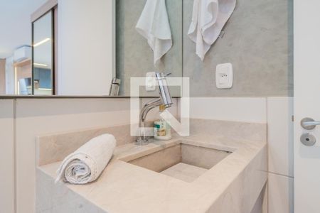 Banheiro de apartamento à venda com 1 quarto, 42m² em Centro Histórico, Porto Alegre