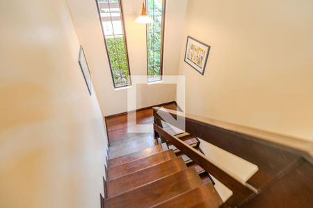 Casa de condomínio para alugar com 400m², 5 quartos e 2 vagasEscadas