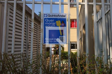 Apartamento para alugar com 33m², 2 quartos e sem vagaPlaca instalada na grade do condomínio