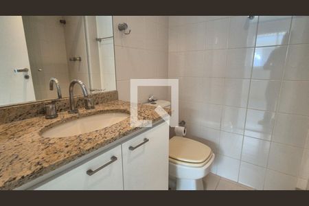 Casa de condomínio para alugar com 280m², 4 quartos e 3 vagas Casa de condomínio para alugar com 280m², 4 quartos e 3 vagasBanheiro da Suíte 2