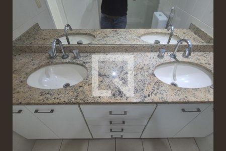 Casa de condomínio para alugar com 280m², 4 quartos e 3 vagas Casa de condomínio para alugar com 280m², 4 quartos e 3 vagasBanheiro da Suíte 3