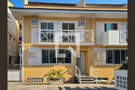 Casa de condomínio para alugar com 280m², 4 quartos e 3 vagas Casa de condomínio para alugar com 280m², 4 quartos e 3 vagasFachada