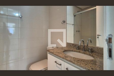 Casa de condomínio para alugar com 280m², 4 quartos e 3 vagas Casa de condomínio para alugar com 280m², 4 quartos e 3 vagasBanheiro da Suíte 1