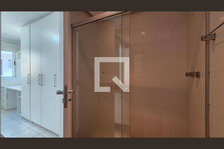 Casa de condomínio para alugar com 280m², 4 quartos e 3 vagas Casa de condomínio para alugar com 280m², 4 quartos e 3 vagasBanheiro da Suíte 1