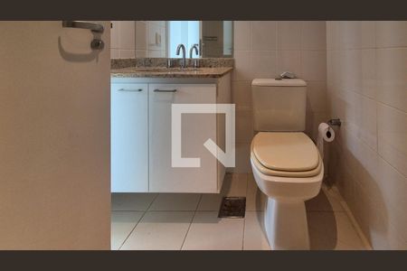 Casa de condomínio para alugar com 280m², 4 quartos e 3 vagas Casa de condomínio para alugar com 280m², 4 quartos e 3 vagasBanheiro da Suíte 2