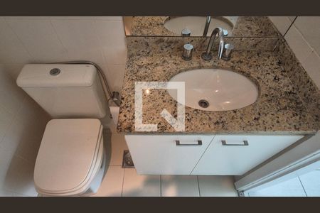 Casa de condomínio para alugar com 280m², 4 quartos e 3 vagas Casa de condomínio para alugar com 280m², 4 quartos e 3 vagasBanheiro da Suíte 1