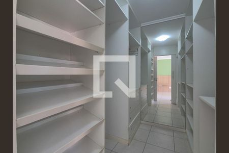 Casa de condomínio para alugar com 280m², 4 quartos e 3 vagas Casa de condomínio para alugar com 280m², 4 quartos e 3 vagasCloset da suíte 3