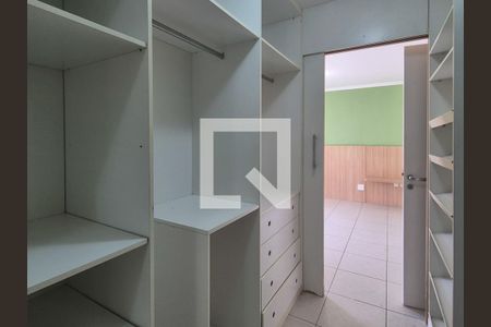 Casa de condomínio para alugar com 280m², 4 quartos e 3 vagas Casa de condomínio para alugar com 280m², 4 quartos e 3 vagasCloset da suíte 3