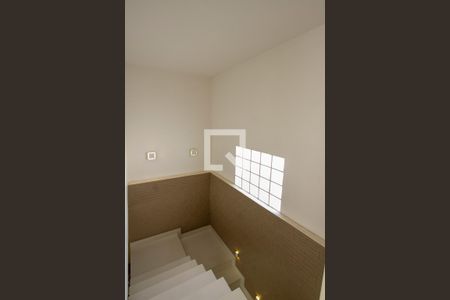 Apartamento à venda com 310m², 4 quartos e 2 vagas Apartamento à venda com 310m², 4 quartos e 2 vagasEscada