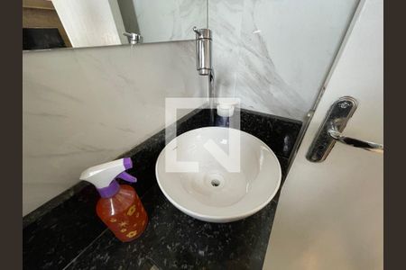 Casa de condomínio à venda com 140m², 4 quartos e 2 vagasLavabo
