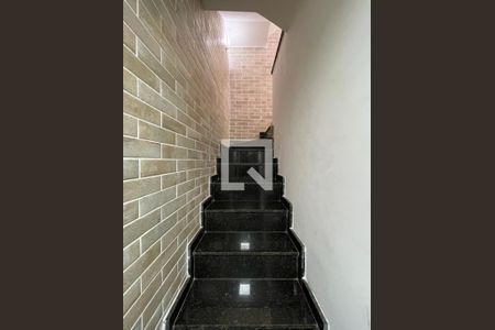 Casa de condomínio à venda com 140m², 4 quartos e 2 vagasEscada 