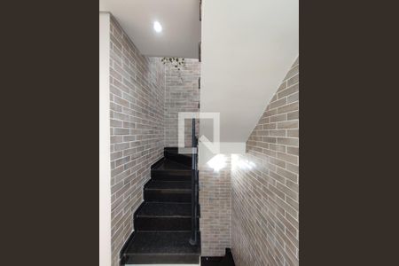 Casa de condomínio à venda com 140m², 4 quartos e 2 vagasEscada