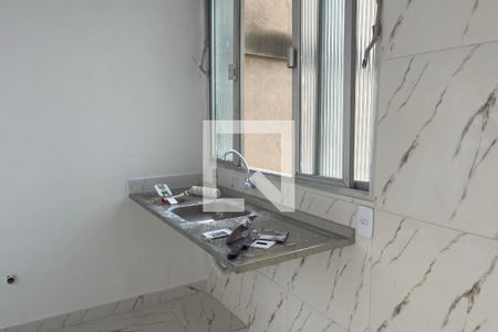 Cozinha de apartamento para alugar com 2 quartos, 45m² em Jardim Vinte E Cinco de Agosto, Duque de Caxias