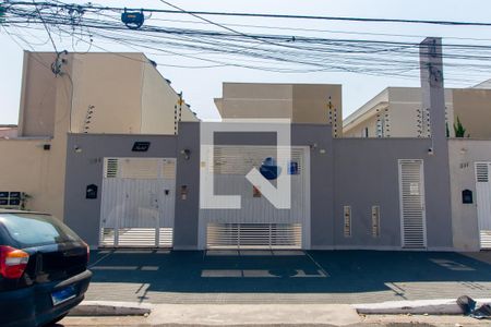 Casa à venda com 84m², 3 quartos e 2 vagas Casa à venda com 84m², 3 quartos e 2 vagasFachada