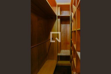 Casa de condomínio à venda com 300m², 4 quartos e 5 vagas Casa de condomínio à venda com 300m², 4 quartos e 5 vagasCloset