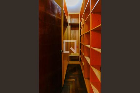 Casa de condomínio à venda com 300m², 4 quartos e 5 vagas Casa de condomínio à venda com 300m², 4 quartos e 5 vagasCloset