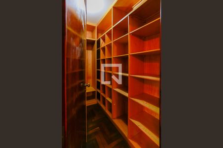 Casa de condomínio à venda com 300m², 4 quartos e 5 vagas Casa de condomínio à venda com 300m², 4 quartos e 5 vagasCloset