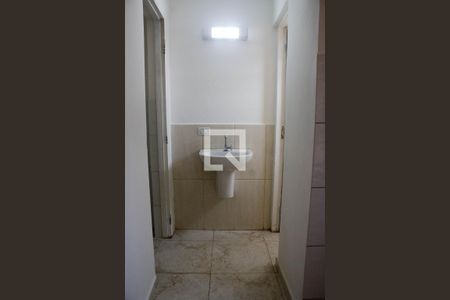 Banheiro de apartamento para alugar com 2 quartos, 43m² em Jardim das Belezas, Carapicuíba