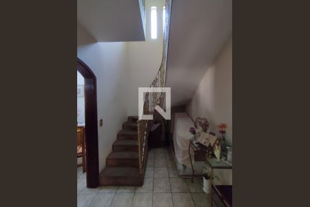 Casa à venda com 231m², 3 quartos e 5 vagas Casa à venda com 231m², 3 quartos e 5 vagasEscada