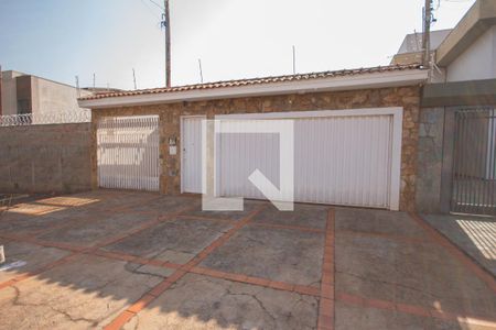 Casa para alugar com 261m², 5 quartos e 3 vagasFachada