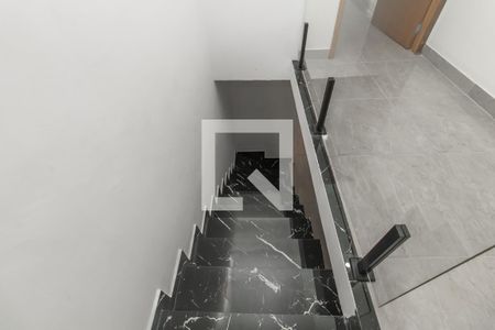 Casa à venda com 133m², 2 quartos e 2 vagas Casa à venda com 133m², 2 quartos e 2 vagasEscada