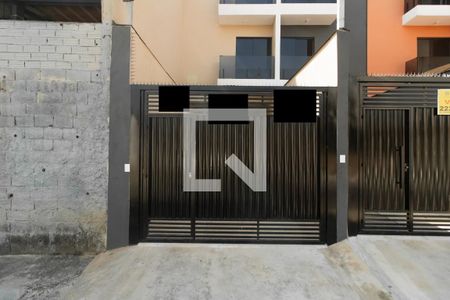 Casa à venda com 133m², 2 quartos e 2 vagas Casa à venda com 133m², 2 quartos e 2 vagasFachada