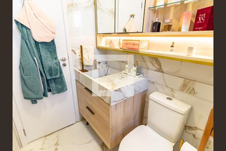 Apartamento à venda com 230m², 4 quartos e 3 vagas Apartamento à venda com 230m², 4 quartos e 3 vagasBanheiro 1 da Suíte 4